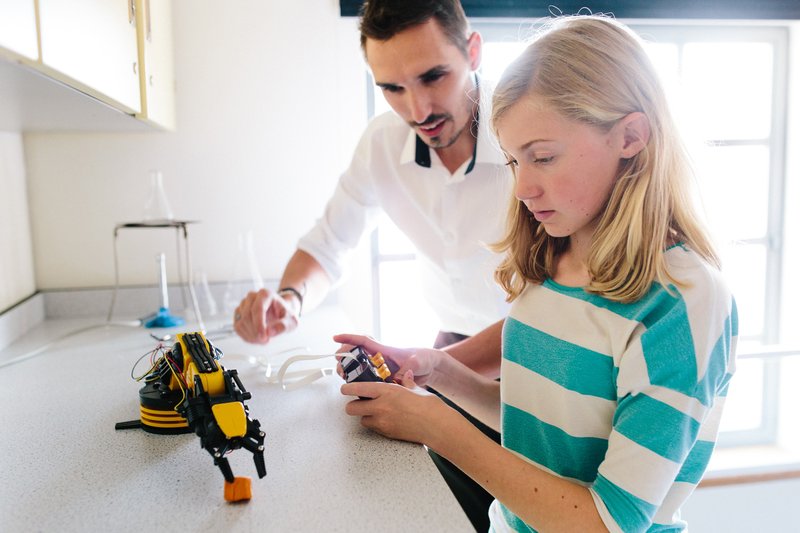 Robotic arm in school workshop (H).jpg